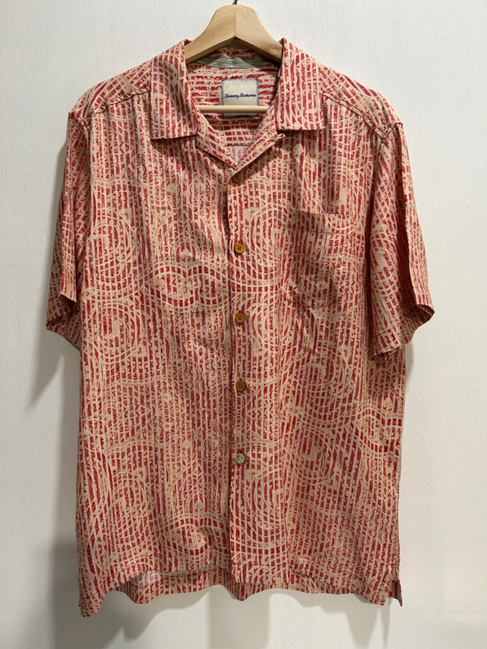 Tommy Bahama Men’s Casual Shirt 
100% Silk Red Gray Geometric Sz MD